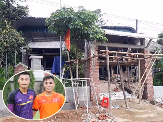 Trước đó, anh em Bùi Tiến Dũng - Bùi Tiến Dụng đã xây nhà tại Thanh Hóa để tặng bố mẹ.