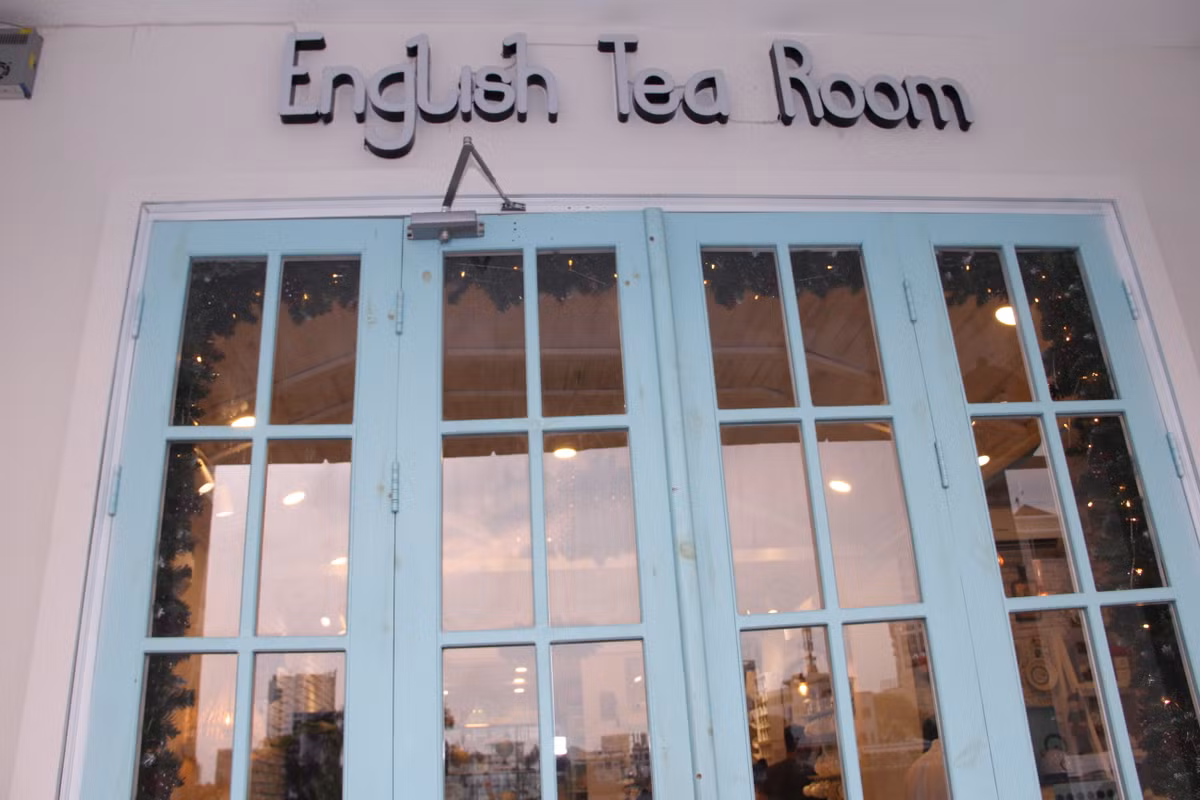 Thời gian gần đây, English Tea Room hay còn gọi là Partea Room trở thành điểm hẹn quen thuộc của giới trẻ Sài thành mỗi khi có dịp lui tới phố đi bộ Nguyễn Huệ. Quán trà này nằm trong quần thể của khu chung cư 42 Nguyễn Huệ (khu nhà nổi tiếng với vô vàn các quán cafe). Ảnh trong bài: Facebook Partea Room.