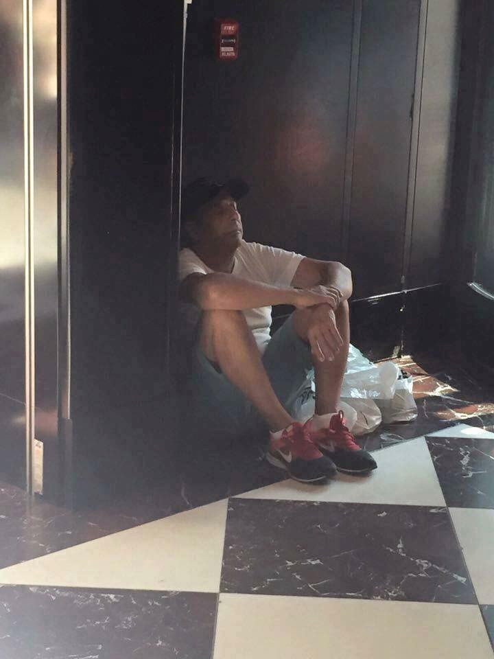 Tìm 1 góc để ngủ trong lúc chờ vợ đi mua sắm là điều mà nhiều người đàn ông đã lựa chọn.