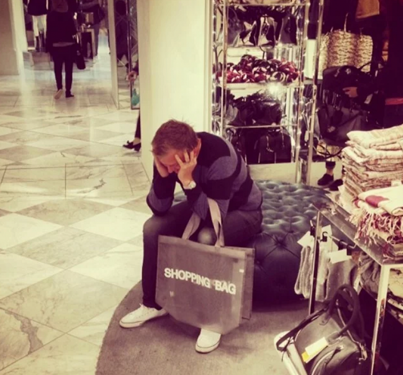 Phỏng vấn nhanh 1 anh chàng phải ngồi đợi vợ ở siêu thị tại Hà Nội, anh ta cho hay mỗi lần đợi bà xã đi siêu thị là như mỗi lần cực hình. Đành rằng được đi cùng thì họ còn có thể ngắm nghía nhưng đằng này vợ lại bắt ngồi yên 1 chỗ và chờ.