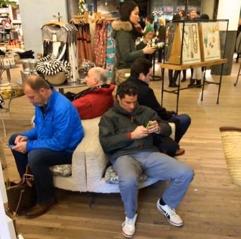 Những người đàn ông cùng chung cảnh ngộ đó là bị vợ bỏ rơi tại 1 trung tâm thương mại để thỏa cơn ghiền mua sắm của mình.