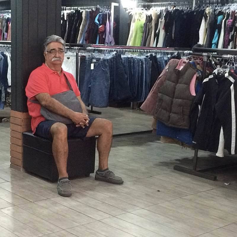 Khi chờ các bà xã đi mua sắm, mỗi người đàn ông lại chọn những cách tiêu khiển riêng. Người thì tranh thủ ngủ, người thì ngồi lướt Facebook, người thì ngồi chơi game để cho thời gian trôi qua nhanh hơn.