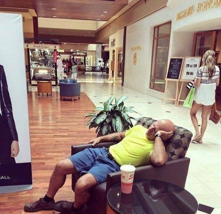 Nếu sang chảnh hơn, các đấng mày râu có thể chọn 1 vị trí có ghế nghỉ trước các showroom để ngủ. Và những giấc ngủ như thế này của họ thường kéo dài hay ngắn tùy thuộc vào thời gian vợ họ đi mua sắm.