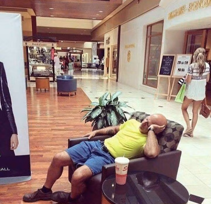 Nếu sang chảnh hơn, các đấng mày râu có thể chọn 1 vị trí có ghế nghỉ trước các showroom để ngủ. Và những giấc ngủ như thế này của họ thường kéo dài hay ngắn tùy thuộc vào thời gian vợ họ đi mua sắm.