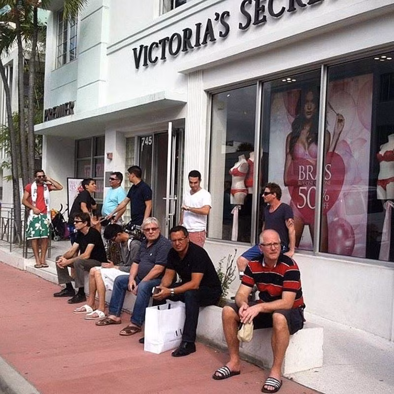 Việc đi mua sắm là điều mà các bà vợ luôn yêu thích nhưng với các ông chồng ngồi đợi vợ mua sắm đó là một cực hình. Nhưng không còn cách nào khác, các đấng mày râu của chúng ta vẫn phải chấp nhận cảnh "tù đày" dù trong lòng rất phẫn nộ.