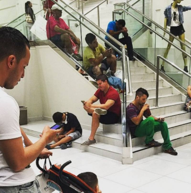 Đi vào những trung tâm thương mại hay siêu thị, không ít lần nhiều người đã phải đặt câu hỏi, những người đàn ông này ngồi đây làm gì? Tại sao họ lại ngồi tụ tập ở hành lang hay một góc rộng rãi? Xin thưa rằng đó những người đàn ông đang chờ vợ mua sắm.