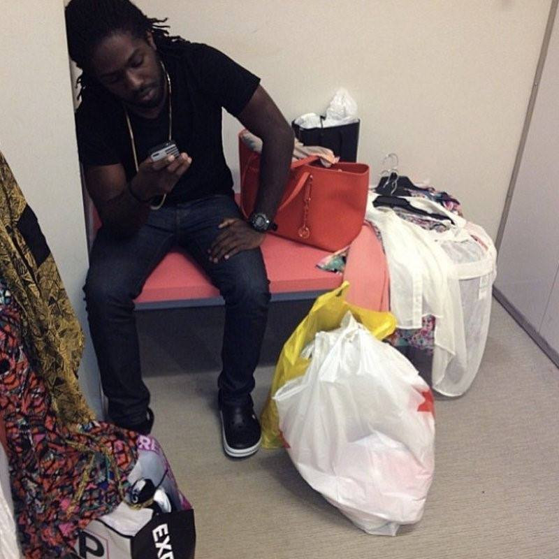 Khi đã hết cơn buồn ngủ, các ông chồng lại lôi điện thoại ra ngồi xem mạng xã hội và clip cho nhanh hết thời gian.