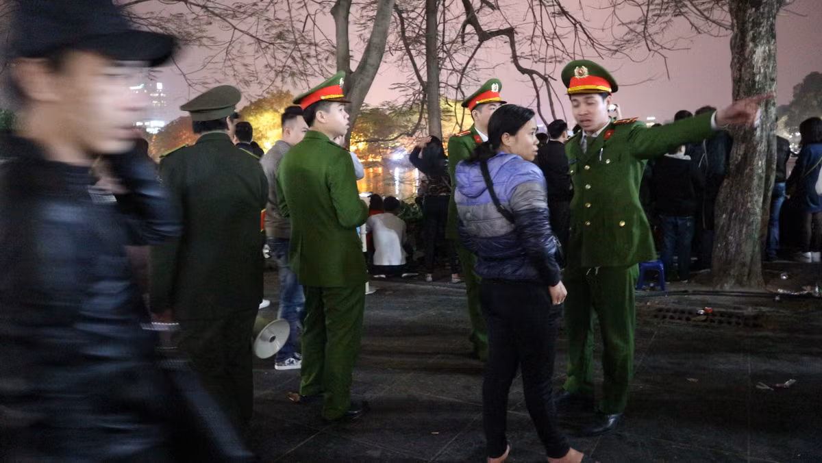 Điều đáng nói ở đây đó là những người bán hàng này thực sự "không có tâm" vì đã có những màn mài dao sẵn để đợi "chém đẹp" khách hàng tại phố đi bộ Hồ Gươm. Cụ thể, bạn Hương Ly chia sẻ: "Nhóm em gồm 4 người nhưng hàng nước tại phố đi bộ Hồ Gươm đã tính tiền lên tới 260 ngàn đồng cho 4 cốc trà chanh. Cái giá cắt cổ người dân".