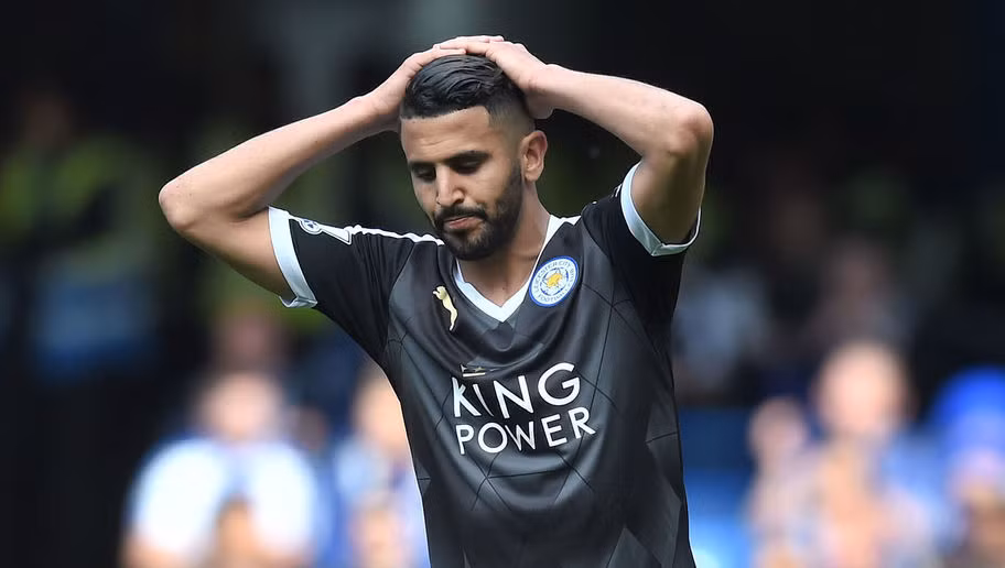 NHM Pháp đã tiếc hùi hụi khi Riyad Mahrez không thể góp mặt ở Euro 2016 cùng tuyển Pháp dù đây chính là nơi anh sinh ra và cũng là nơi nâng đỡ sự nghiệp của tiền vệ giàu kỹ thuật phía Leicester. Hiện tại, cầu thủ này đang thi đấu cho ĐT Algeria.