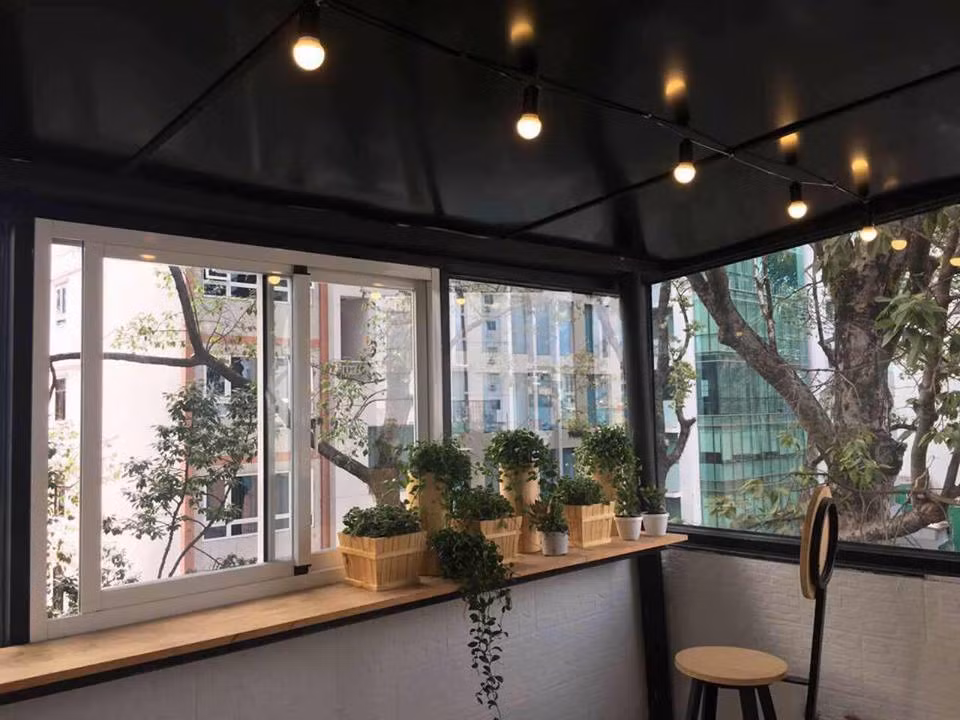 Tại The Laban, các phòng được thiết kế vô cùng gọn gàng với đầy đủ tiện nghi và mọi thứ đều được làm bằng gỗ tái chế, đây chính là điểm gây ấn tượng với nhiều người của homestay xinh đẹp này.