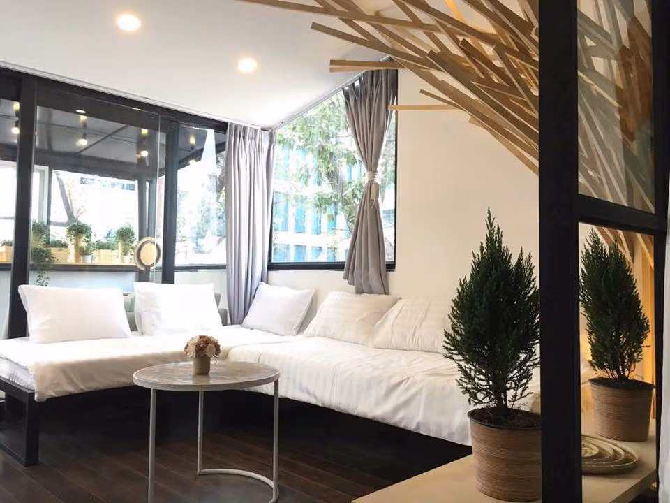 Đặc biệt, tại homestay đặc biệt này, với mọi không gian bạn đều có thể ngắm nhìn cả một bầu trời trong xanh với những tấm kính trong suốt và cảm nhận ánh sáng tự nhiên tràn khắp phòng. Ảnh trong bài: Facebook Th Laban.