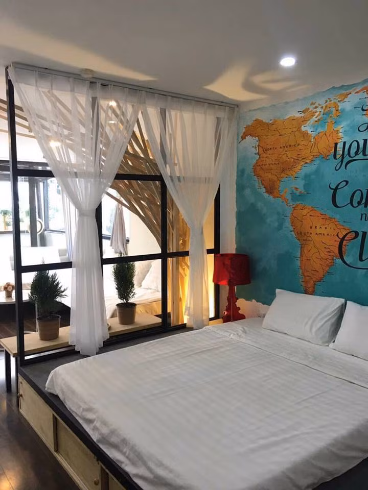 Tầng lửng của The Laban được dùng để uống cafe, vào những tối cuối tuần tại đây có những buổi giao lưu nhạc acoustic, do đó, nơi đây trở thành điểm hẹn vừa bình yên lại vừa thơ mộng.