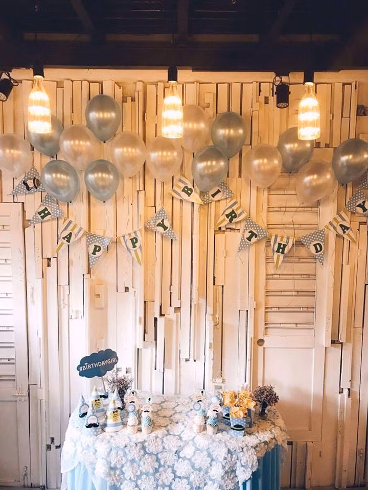 Ngoài ra, The Laban có phòng đôi lớn dành cho 2 người có ban công ben cạnh đó còn có luôn cả phòng Dorm nam nữ riêng biệt.