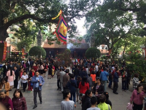 Dòng người đổ về đi lễ đền Quán thánh dịp đầu năm.