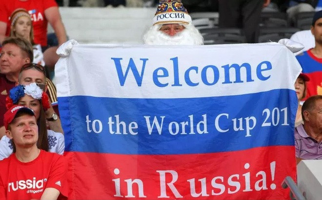 Trên khán đài World Cup 2018 luôn có sự tồn tại của những điều đặc biệt. Ngoài những CĐV xinh đẹp đến từ các quốc gia thì những tấm băng-rôn với những thông điệp hết sức đặc biệt đã được NHM bóng đá mang tới.