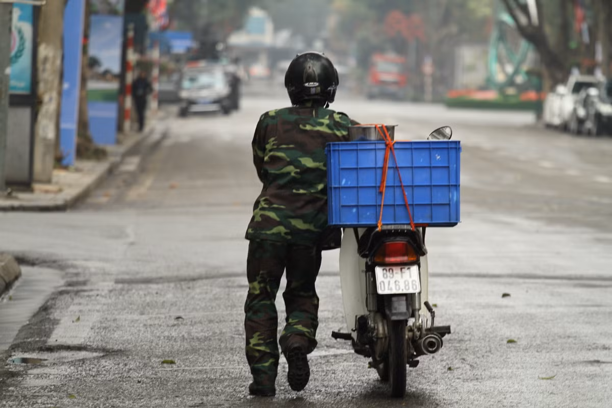 Chiếc xe phục vụ cơm cho các nhân viên đảm bảo an ninh xung quanh khách sạn Metropole trong thời gian Hội nghị thượng đỉnh Mỹ-Triều.