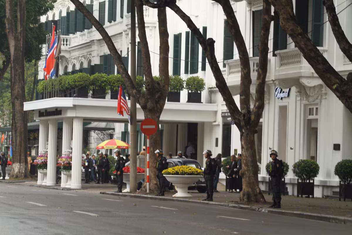 Tất cả những con phố xung quanh khu vực khách sạn Metropole như Ngô Quyền, Lê Phụng Hiểu, Đinh Lễ hay Lý Thái Tổ đều được bảo vệ rất nghiêm ngặt.