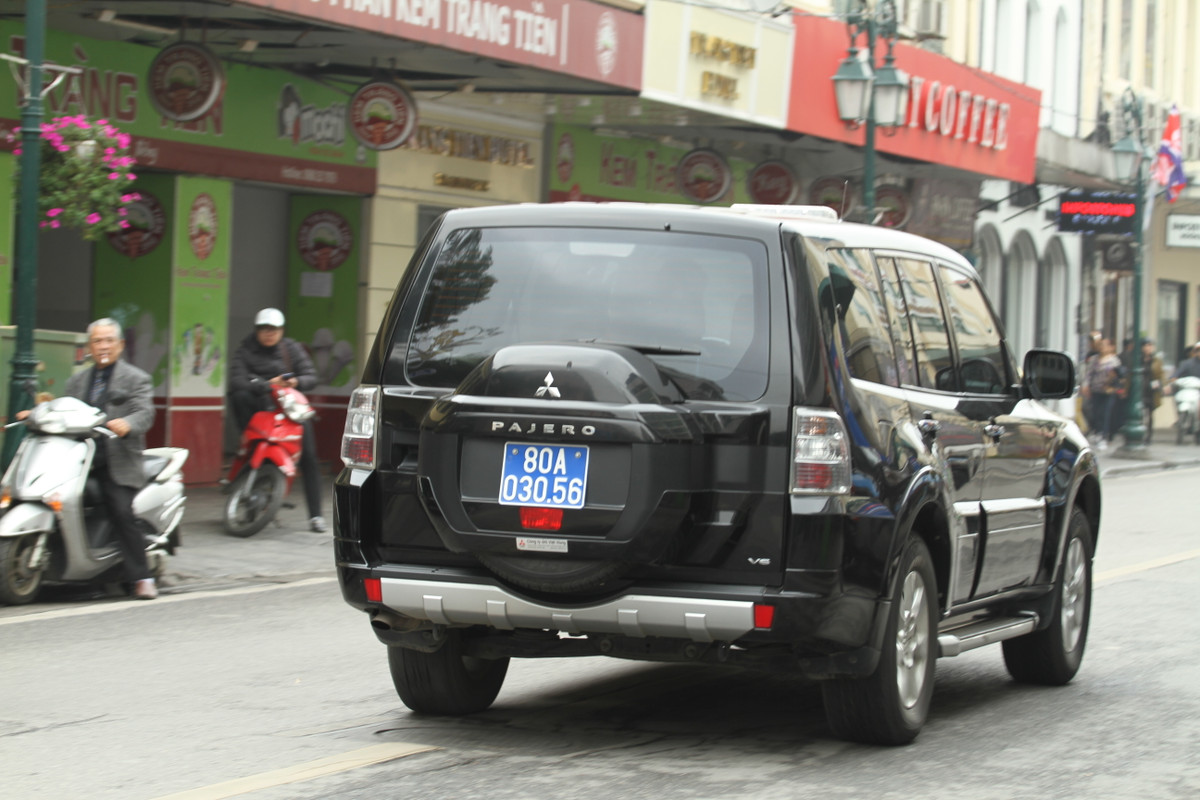 Những chiếc xe biển xanh cũng lần lượt rời đi khỏi khách sạn Metropole.