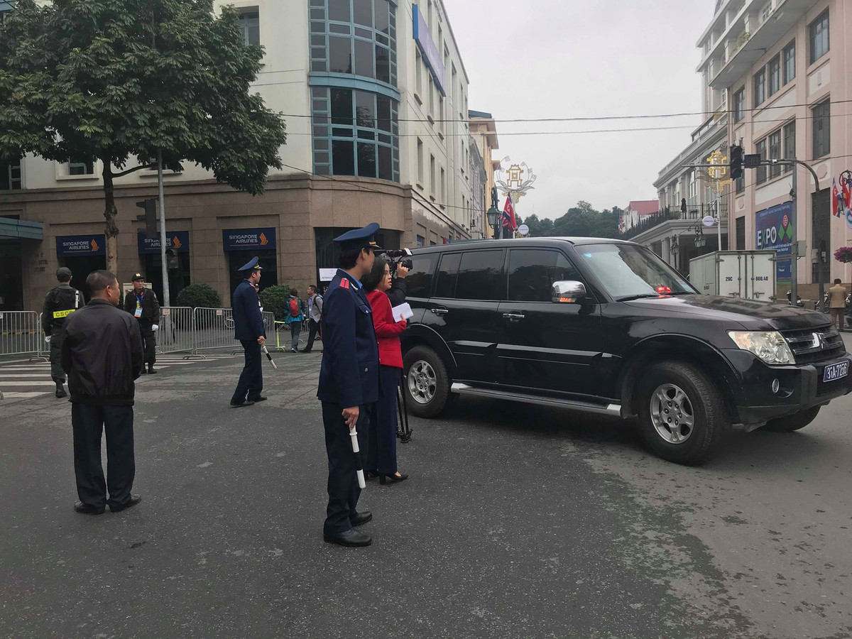 Dự kiến lúc 18h30 cùng ngày, Tổng thống Mỹ Donald Trump và Chủ tịch Triều Tiên Kim Jong-un sẽ chào hỏi nhau tại khách sạn Metropole. Hai bên sẽ có cuộc gặp riêng trong khoảng 20 phút, trước khi dùng bữa tối thân mật. Theo kế hoạch bữa tối sẽ kéo dài khoảng 90 phút và kết thúc lúc 20h35.