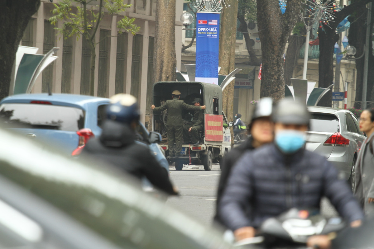 Khu vực căng dây quây các ngã tư lân cận đều được hạ thấp.