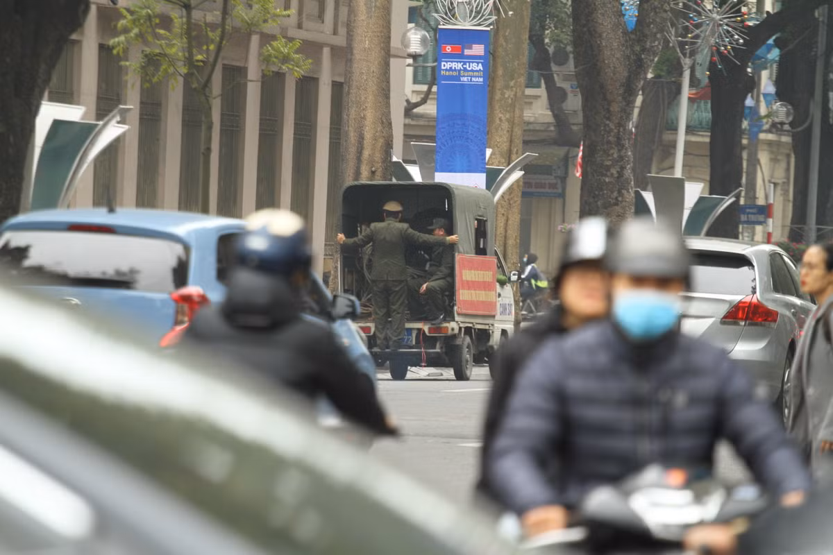 Khu vực căng dây quây các ngã tư lân cận đều được hạ thấp.