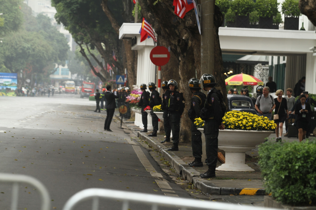 Sáng 27/2, an ninh tại khách sạn Metropole bất ngờ được siết chặt khiến nhiều người tưởng rằng đây sẽ là địa điểm diễn ra cuộc gặp cao cấp của Hội nghị thượng đỉnh Mỹ-Triều Tiên giữa Tổng thống Mỹ - Donald Trump và Chủ tịch CHDCND Triều Tiên - Kim Jong-un.