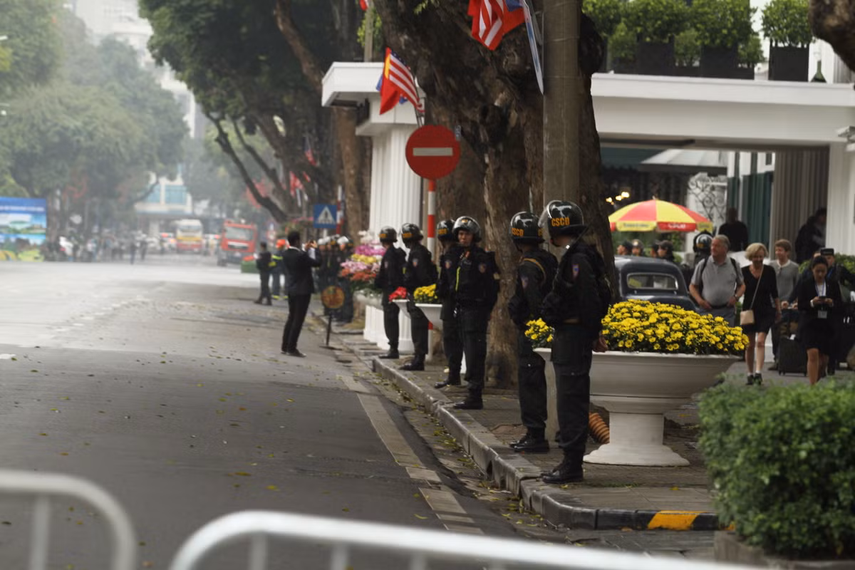 Sáng 27/2, an ninh tại khách sạn Metropole bất ngờ được siết chặt khiến nhiều người tưởng rằng đây sẽ là địa điểm diễn ra cuộc gặp cao cấp của Hội nghị thượng đỉnh Mỹ-Triều Tiên giữa Tổng thống Mỹ - Donald Trump và Chủ tịch CHDCND Triều Tiên - Kim Jong-un.