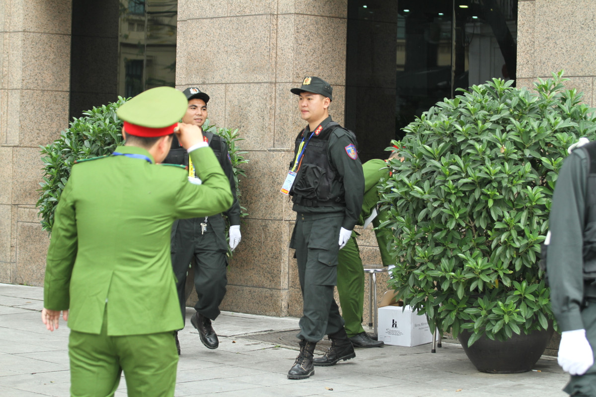 Chỉ còn mặt phố Ngô Quyền, đoạn đi qua khách sạn Metropole và phố Lý Thái Tổ vẫn được bảo vệ nghiêm ngặt. Các phương tiện giao thông đều được hướng dẫn di chuyển theo hướng khác trong thời gian này.