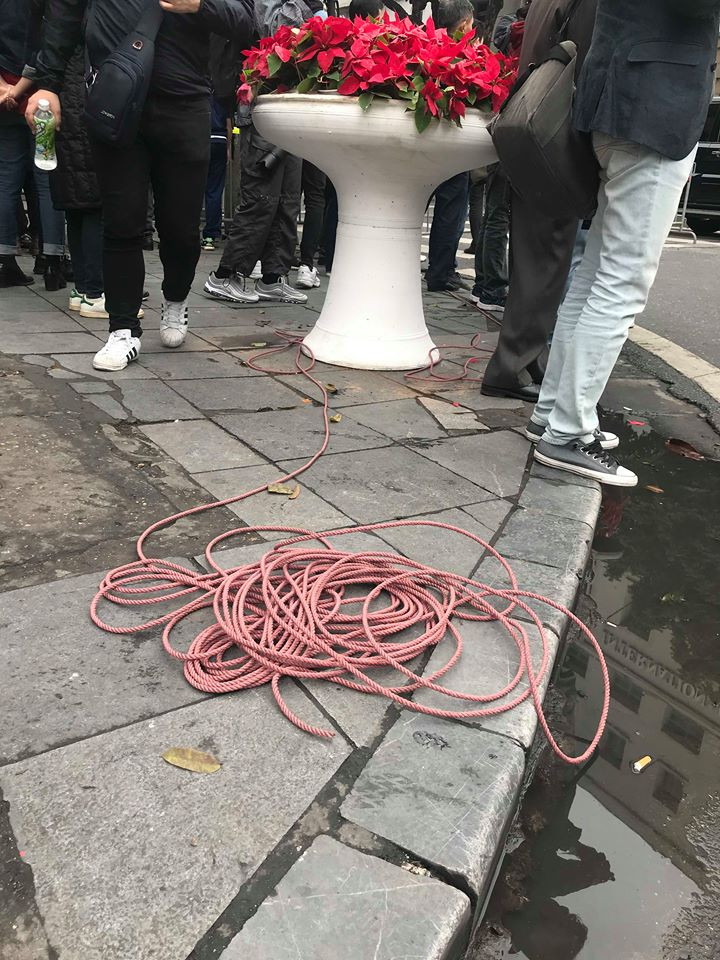 Những đoạn dây căng ở góc phố Ngô Quyền và Tràng Tiền cũng đã được hạ xuống.