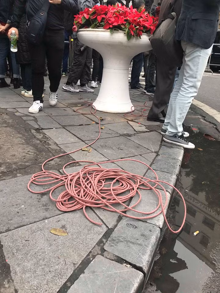 Những đoạn dây căng ở góc phố Ngô Quyền và Tràng Tiền cũng đã được hạ xuống.