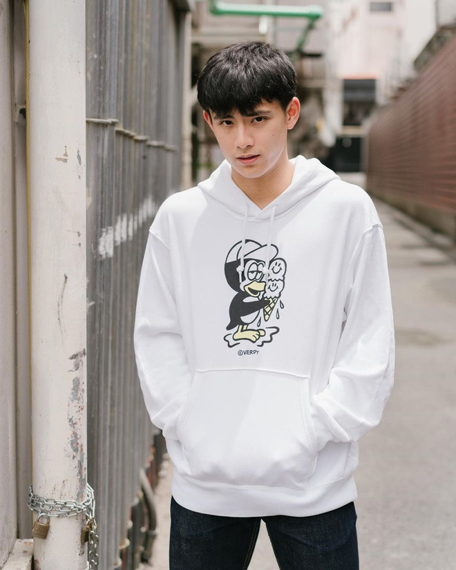 Guy Korakrit Laotrakul còn có sở thích chụp ảnh và chơi guitar. Trên trang cá nhân có hơn 96.000 người theo dõi, anh thường cập nhật các khoảnh khắc đời thường và lúc tập luyện.