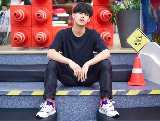 Guy Korakrit Laotrakul (sinh năm 1998) là VĐV cầu lông nổi tiếng với giới trẻ Thái Lan nhờ vẻ ngoài điển trai và nụ cười rạng rỡ.