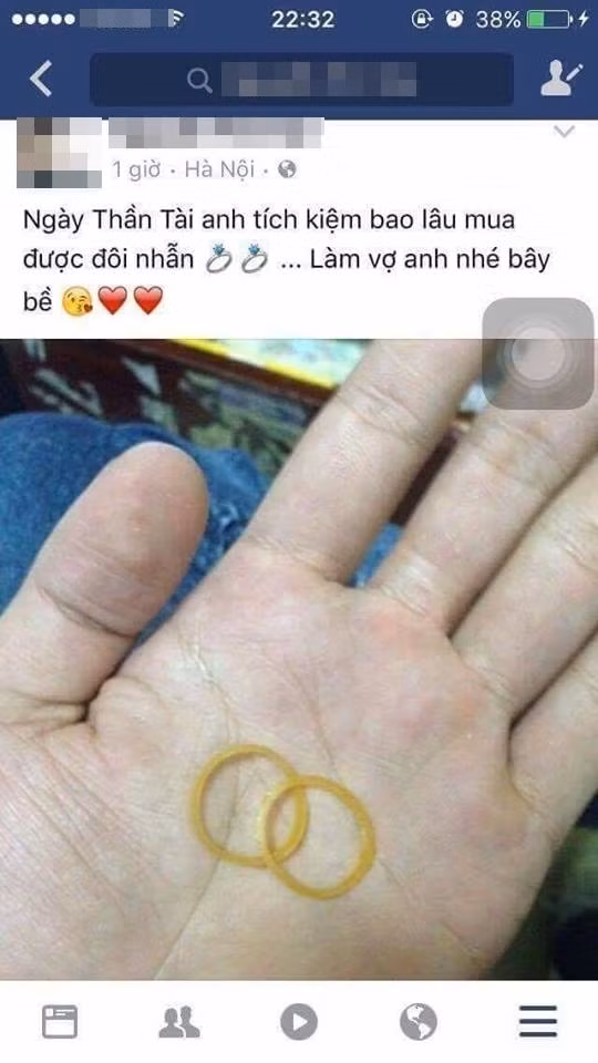 Ngày vía Thần Tài người dân thường đổ xô đi mua vàng với mong muốn may mắn. Còn trên mạng xã hội, các dân mạng cũng ồ ạt chia sẻ những món quà bằng "vàng" được tặng khi xem ai cũng phải ôm cười.