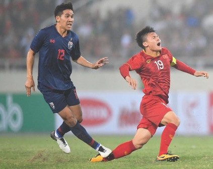 Tình huống Quang Hải bị cầu thủ U23 Việt Nam cố tình giẫm vào mắt cá.