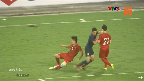 Tình huống Supachai cố tình đấm vào mặt Đình Trọng.