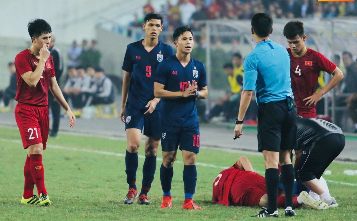 Phía ngoài sân, chứng kiến các học trò liên tục phải nằm sân HLV Park Hang-seo đã không giữ nổi bình tĩnh và có các phản ứng với trọng tài điều khiển trận đấu.
