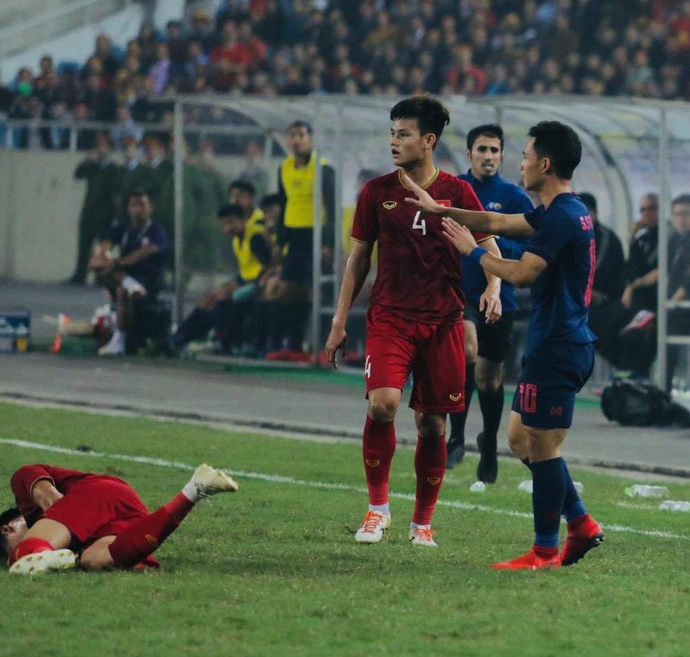 Tấn Sinh nằm sân sau khi bị Supachok lao thẳng vào mạng sườn.