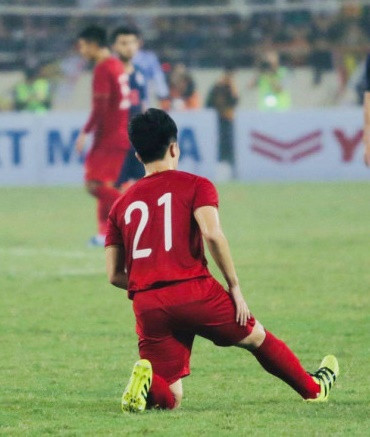 Nhưng nhìn Đình Trọng bị các cầu thủ Thái Lan "chặt chém", NHM Việt Nam không khỏi bức xúc. Trong trận đấu rất nhiều tình huống, trung vệ đội tuyển U23 Việt Nam phải nằm sân và nhờ tới sự chăm sóc của bác sĩ.