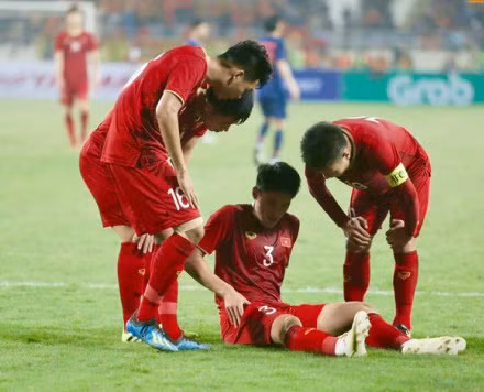 Ngoài Đình Trọng, Tấn Sinh cũng là nạn nhân của những pha vào bóng ác ý của đối phương. Trung vệ này thậm chí đã bị tiền vệ Supachok lao thẳng vào mạng sườn ở phút 34'.