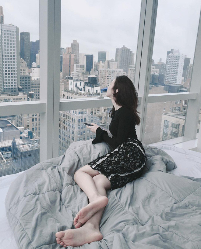 Sang chảnh nhưng không kém phần quyến rũ là phong cách mà Vũ Ngọc Châm đưa vào những bức ảnh của mình.