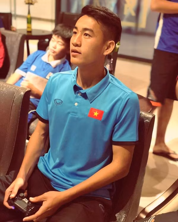 Gương mặt điển trai cùng tài năng chơi bóng, Lê Xuân Tú cũng có trang cá nhân khá khủng khi sở hữu gần 100.000 người theo dõi.