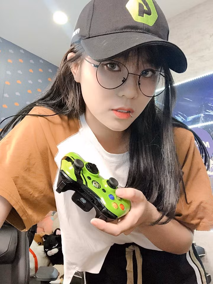 Trong giới bình luận game, MisThy và streamer nam PewPew rất thân thiết. cô nàng này thường gọi PewPew là cô "cháu gái" được "ông chú" yêu quý và cả hai cũng từng xuất hiện trong nhiều Vlog hay những video livestream của nhau.