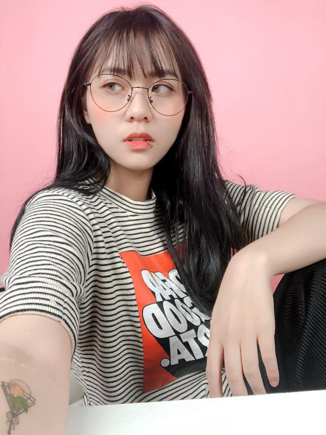 Không chỉ sở hữu nhan sắc xinh đẹp, Misthy còn gây ấn tượng bằng chiếc khuyên môi cá tính. Tuy nhiên, khác với vẻ ngoài có phần "ngầu", lạnh lùng thì cô nàng này đích thị là một "cô bạn thân" mà ai cũng nên có khi xuất hiện trong các buổi bình luận của mình đó là: hoạt bát, vui vẻ và đặc biệt là liến thoắng nói liên hồi.