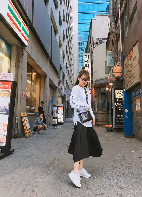 BTV xinh đẹp Trúc Mai cũng không ngại khoe những shoot hình bikini hay bán nude khoe lưng trần. Với vẻ đẹp và tài năng, Trúc Mai đang là một trong những người đẹp nổi bật của làng báo.