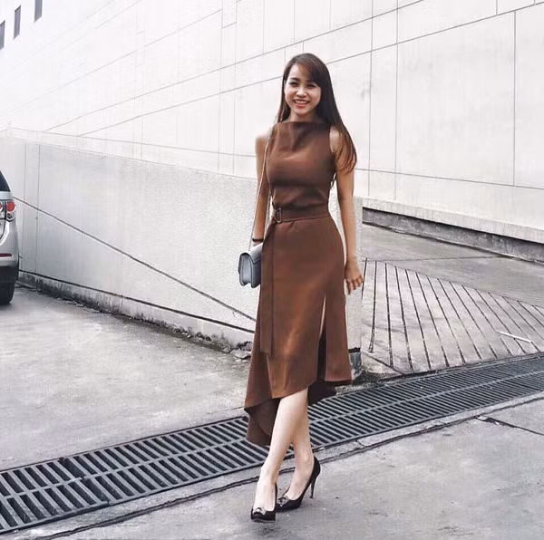 Không chỉ rực rỡ trên sân khấu trang phục đời thường của nữ BTV sinh năm 1989 còn mang nhiều nét phóng khoáng và sành điệu.