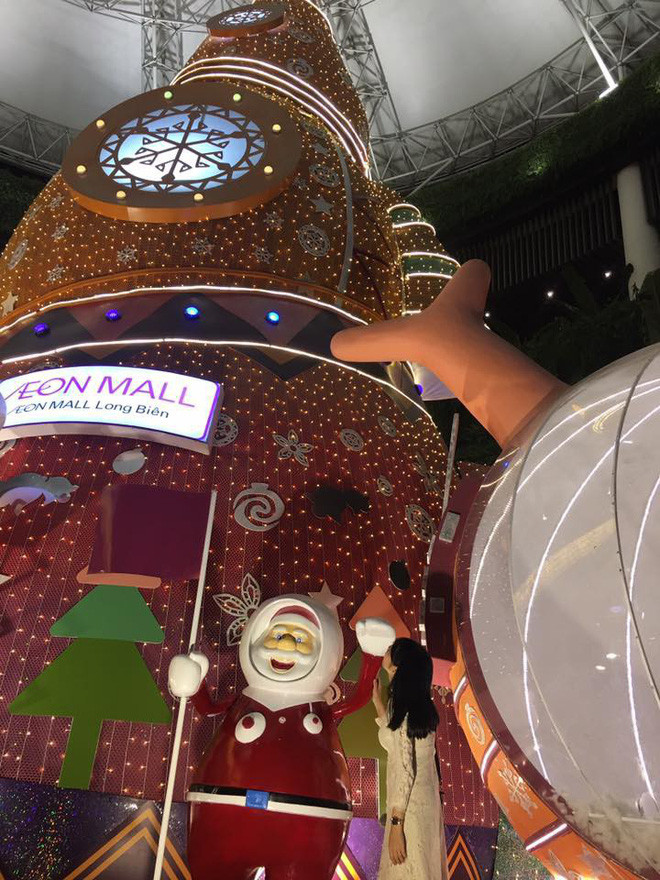 Khung cảnh thì khá lung linh nhưng nhân vật chính lại quay mặt vào trong khiến bức hình nhờ bạn chụp trở nên khá vô nghĩa.