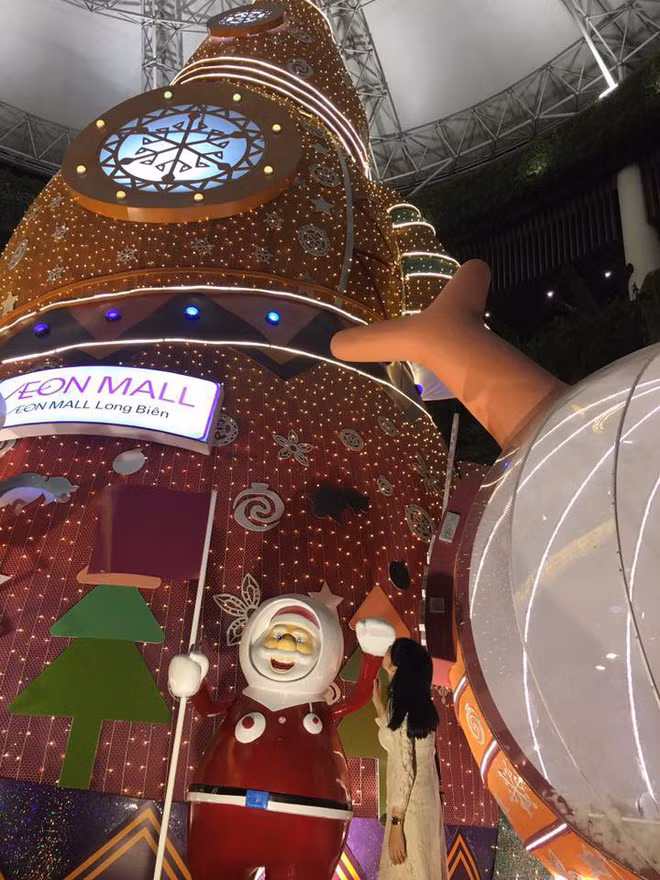 Khung cảnh thì khá lung linh nhưng nhân vật chính lại quay mặt vào trong khiến bức hình nhờ bạn chụp trở nên khá vô nghĩa.