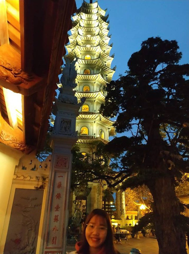 Nhờ bạn chụp ảnh sống ảo có cả mình và bảo tháp nhưng ai ngờ bạn chỉ lấy mỗi cảnh không.