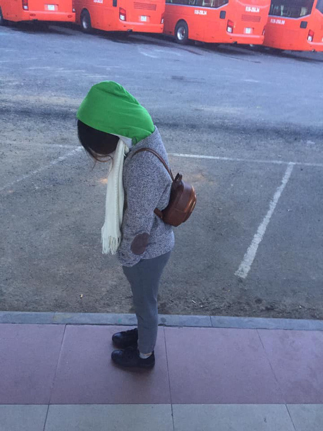 Kêu chụp hộ em cái ảnh với đống xe màu cam xinh xinh phía sau nhé, kết quả xe được một nửa, người cũng được 1 mẩu.