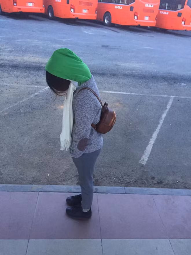 Kêu chụp hộ em cái ảnh với đống xe màu cam xinh xinh phía sau nhé, kết quả xe được một nửa, người cũng được 1 mẩu.